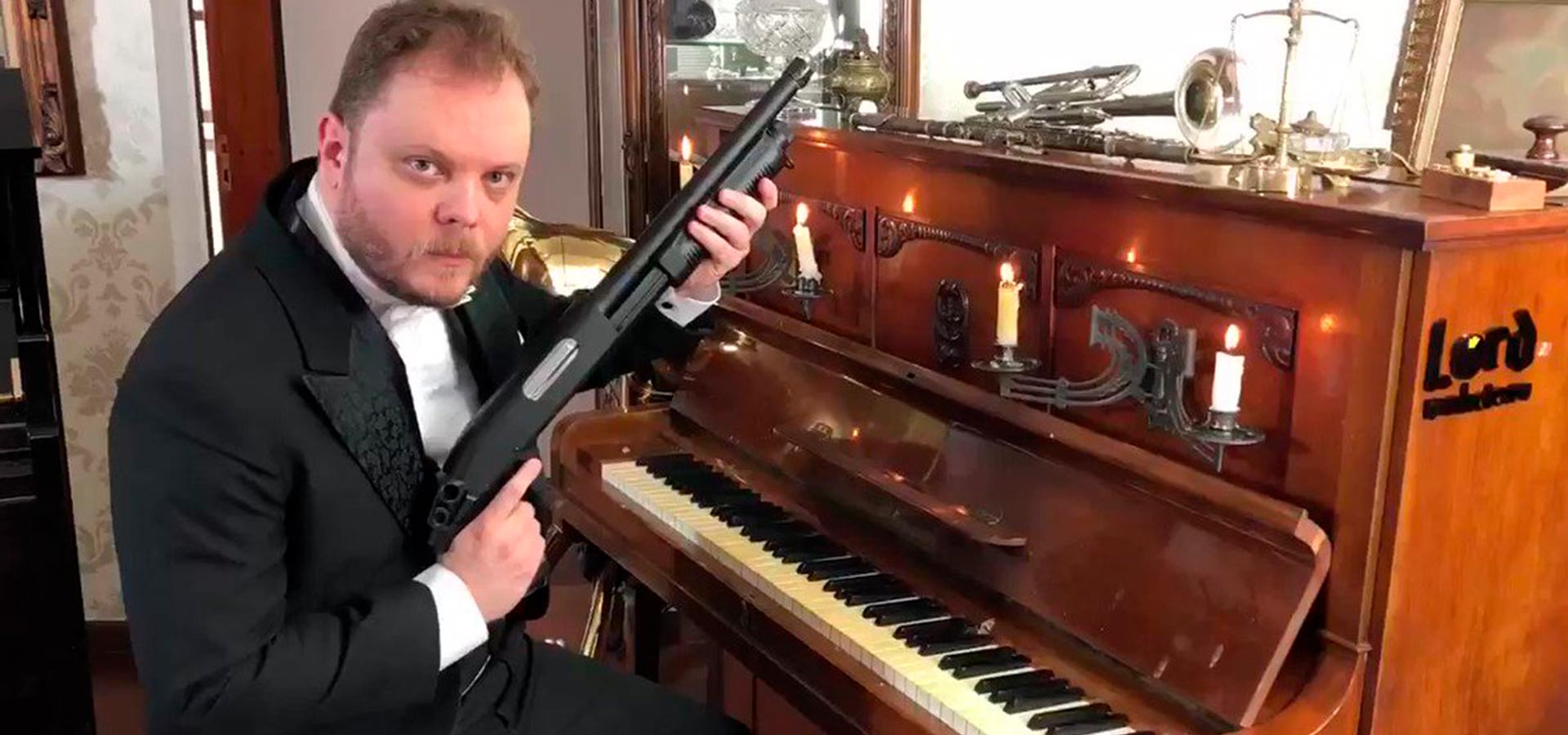 Пианист сыграл гимн СССР с помощью АК-47