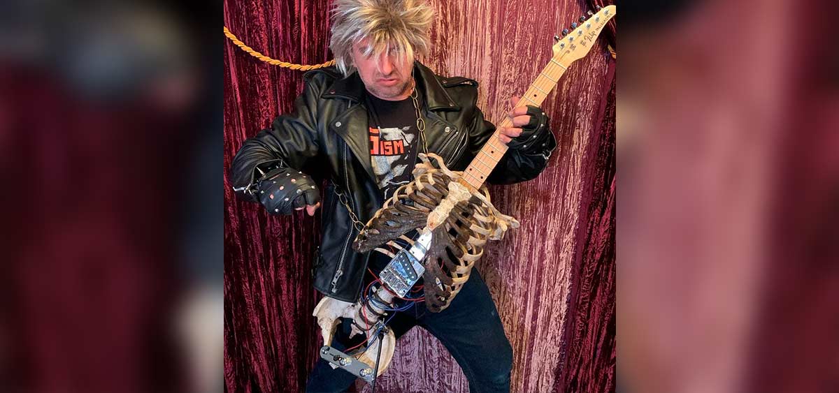 Музыкант сделал гитару из скелета своего дяди, который умер 30 лет назад